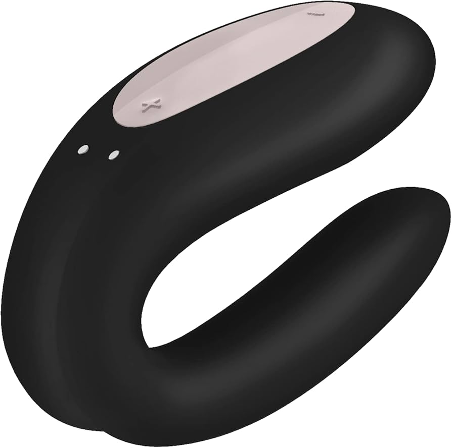 Con il vibratore 3 Metri Sopra Il Cielo di Satisfyer, il piacere non ha limiti. Progettato per stimolare entrambi durante il rapporto sessuale, questo stimolatore di coppia ti porta a nuove vette di piacere, grazie a vibrazioni potenti, stimolazioni multiple e la possibilità di controllarlo anche a distanza! 
