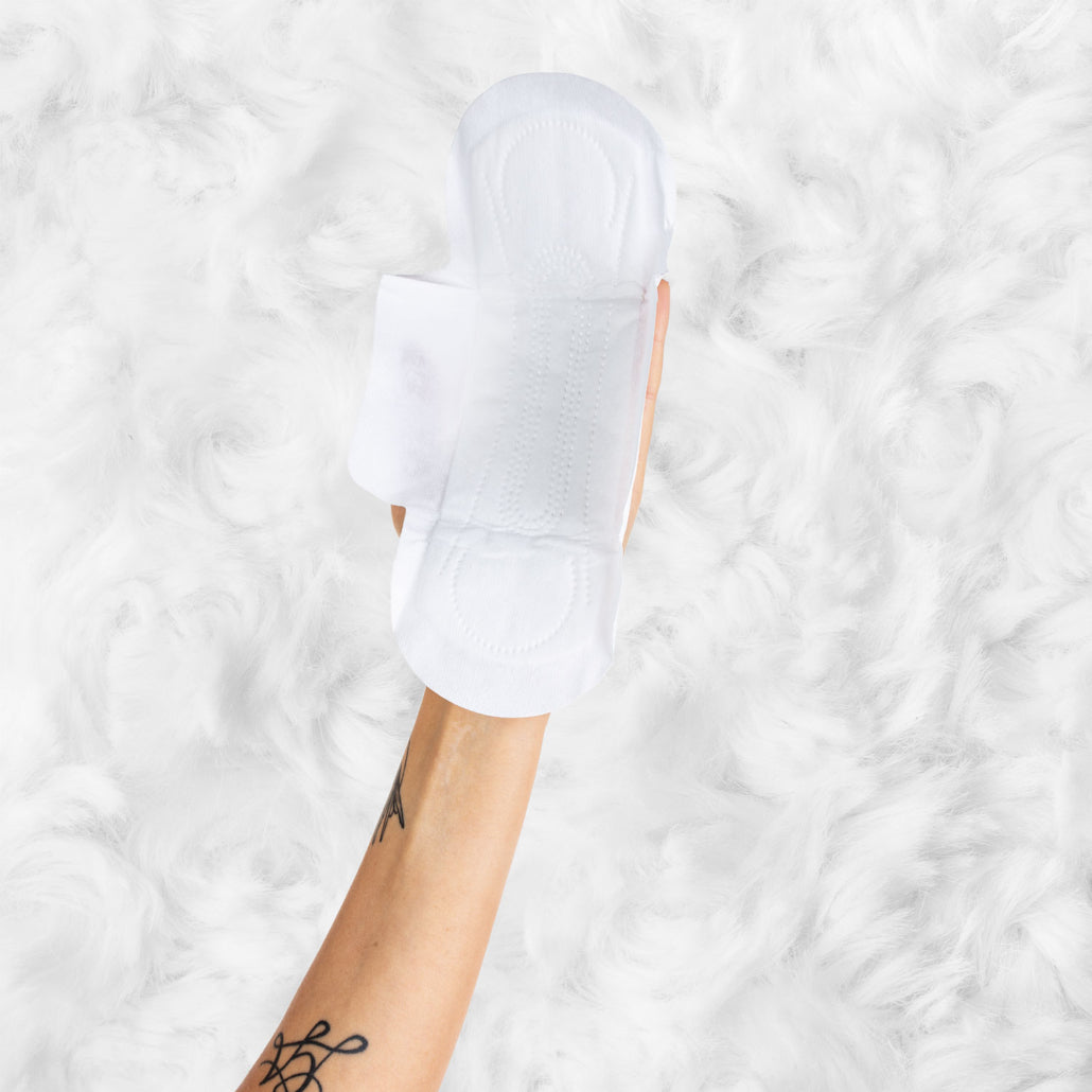 Kit di 14 assorbenti giorno, 10 assorbenti notte e 20 salvaslip. Puro cotono, completamente vegano e cruelty-free. 