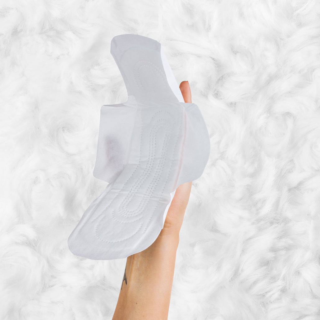 Kit di 14 assorbenti giorno, 10 assorbenti notte e 20 salvaslip. Puro cotono, completamente vegano e cruelty-free. 