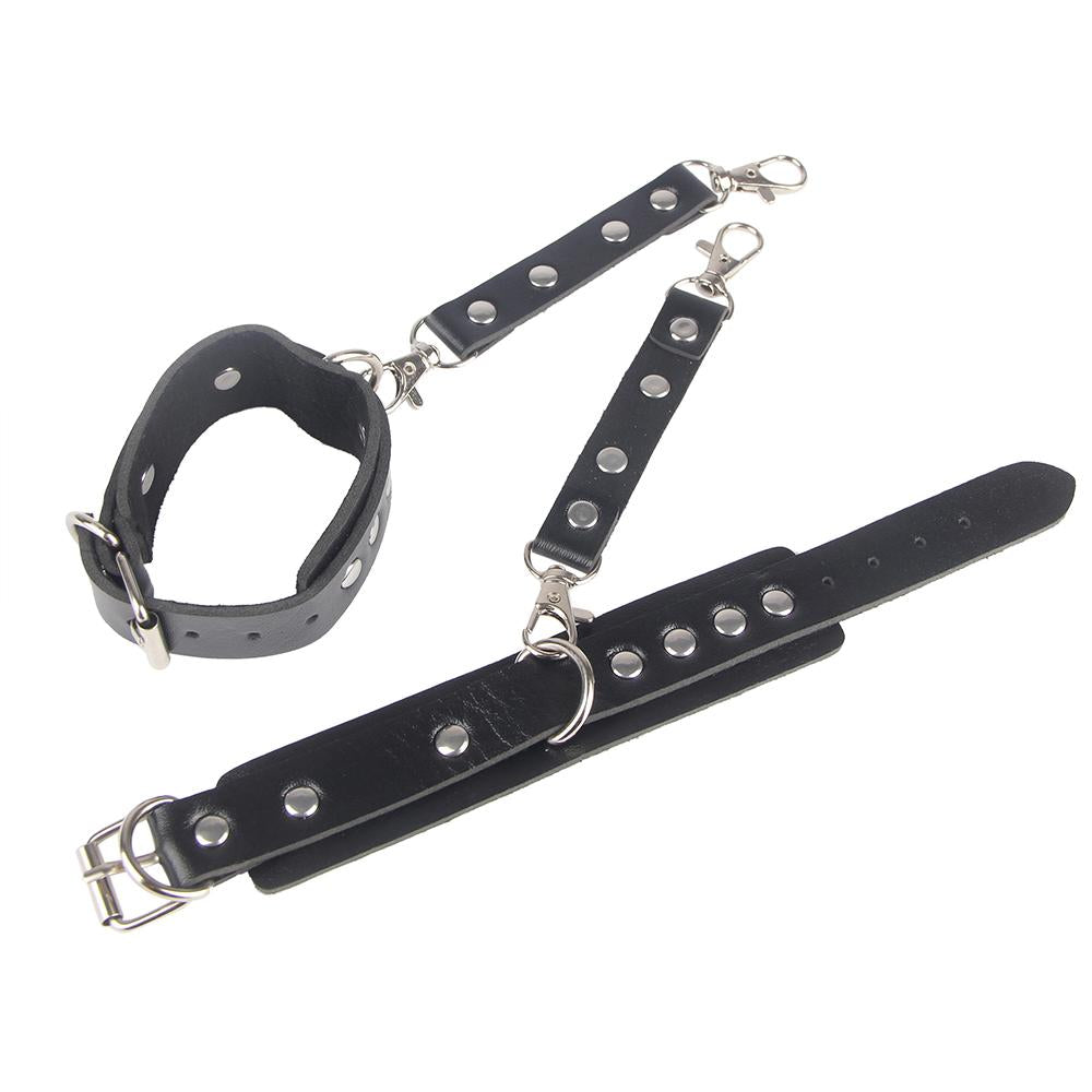 Questa cinghia bondage regolabile avvolge vita e cosce creando una silhouette sexy, decisa e impossibile da ignorare. Le linee si intrecciano sul corpo, abbracciano i fianchi e valorizzano ogni curva… mentre i dettagli in borchie aggiungono quel tocco ribelle che non passa inosservato. 