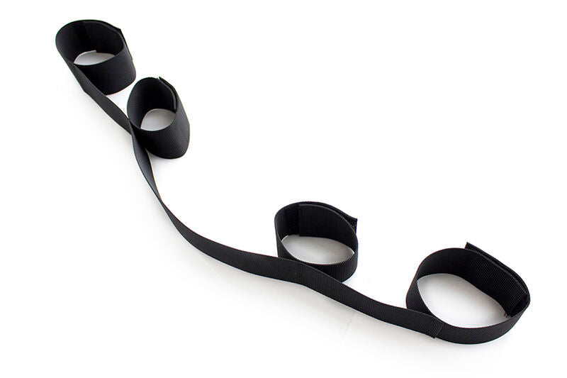 Cinghie Bondage Polsi e Caviglie: lega i polsi e le caviglie della tua preda, costringendola alla resa. Queste cinghie Bondage sono perfette per chi ama prendere il controllo (o cederlo). Lasciati costringere a posizioni di completa vulnerabilità e abbandonati ad un piacere intenso… che ti farà perdere la testa. 