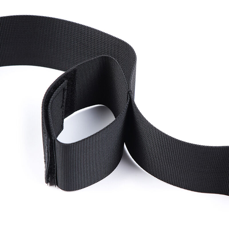 Cinghie Bondage Polsi e Caviglie: lega i polsi e le caviglie della tua preda, costringendola alla resa. Queste cinghie Bondage sono perfette per chi ama prendere il controllo (o cederlo). Lasciati costringere a posizioni di completa vulnerabilità e abbandonati ad un piacere intenso… che ti farà perdere la testa. 