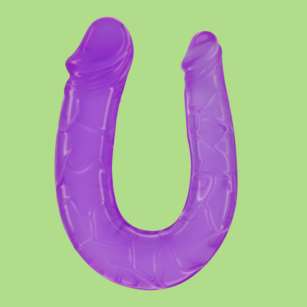 Chi non si accontenta, gode il doppio. Che tu voglia giocare da solə o in coppia, questo doppio dildo è qui per dimostrarti che il piacere raddoppia davvero quando ci sono due estremità pronte a darti tutto quello che desideri. 