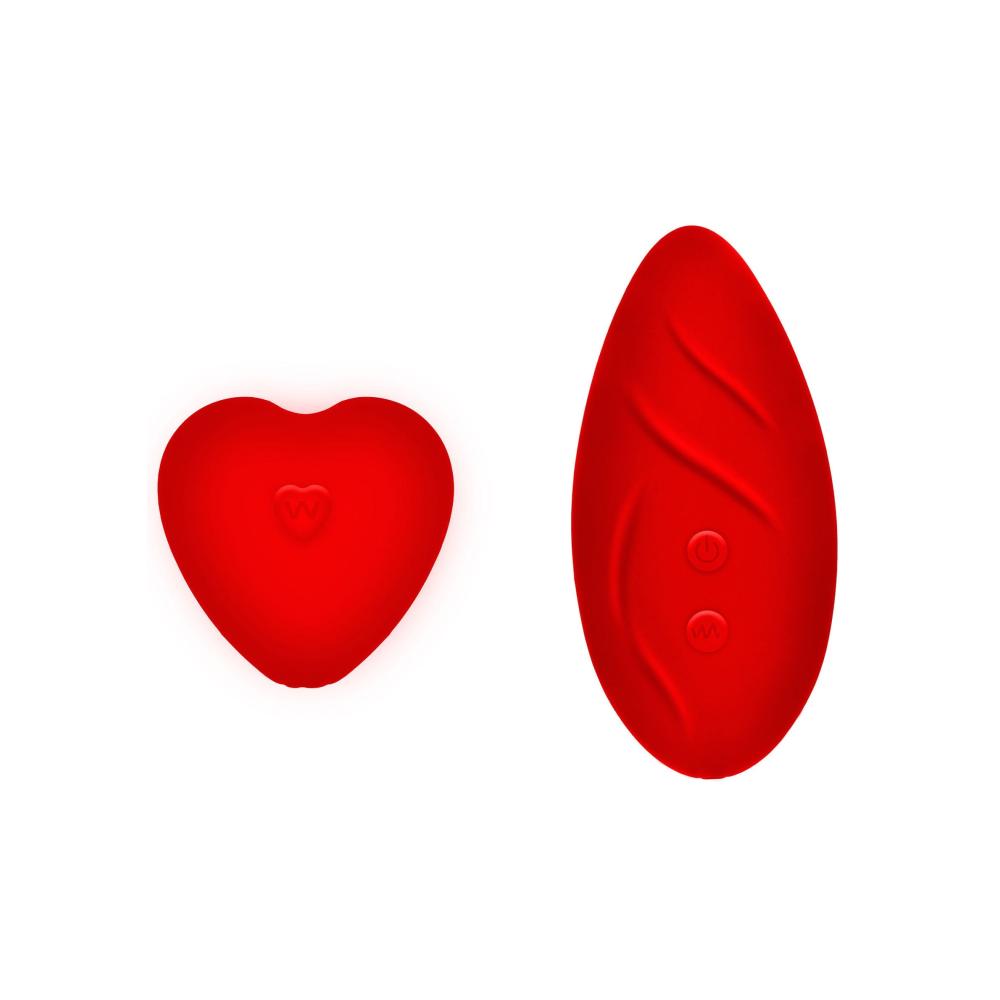 Uno slip sexy e regolabile che nasconde un ovetto vibrante, con un telecomando a forma di cuore, pensato per scivolare nel taschino interno e restare lì, discreto e silenzioso, mentre fate qualunque cosa