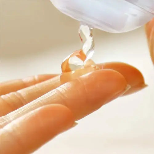  Il lubrificante per massaggi Durex è il complice perfetto per rilassarsi e far scivolare via tutto… (soprattutto i vestiti). Grazie alla formula a base di aloe vera, dalle proprietà emollienti e lenitive, questo lubrificante rimane morbido e setoso sulla pelle.