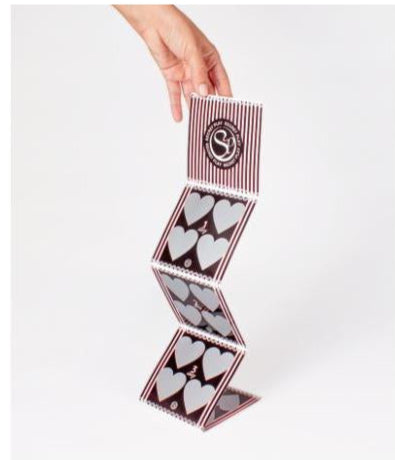 Con Gratta e Scopa, ogni cuore nasconde una nuova posizione hot da provare con il tuo partner. Un gioco erotico per coppie etero che vogliono divertirsi, esplorare e accendere la camera da letto con una spruzzata di imprevisto.