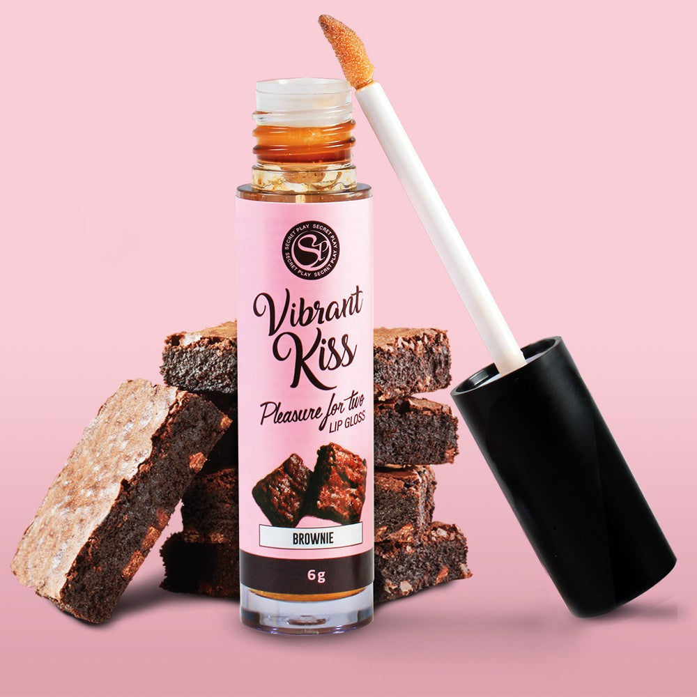 Lucidalabbra lubrificante aromatizzato Intymate ad effetto vibrante (vibratore liquido). Gusto brownie. Perfetto per preliminari ma anche per ogni altro tipo di attivita` sessuale: compatibile con ogni tipo di sex toy o profilattico. Confezione da 6g.