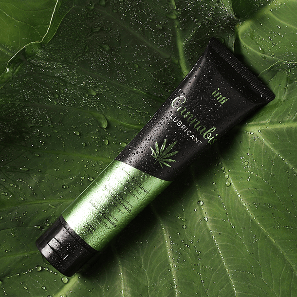 Infuso al CBD e studiato per sciogliere le rigidità (quelle giuste), questo lubrificante è l’alleato perfetto. Piacere fluido, zero stress: il mix che non sapevi di volere.  Composizione completamente naturale, non danneggia il preservativo e può essere utilizzato quotidianamente durante i rapporti sessuali o con giocattoli sessuali.