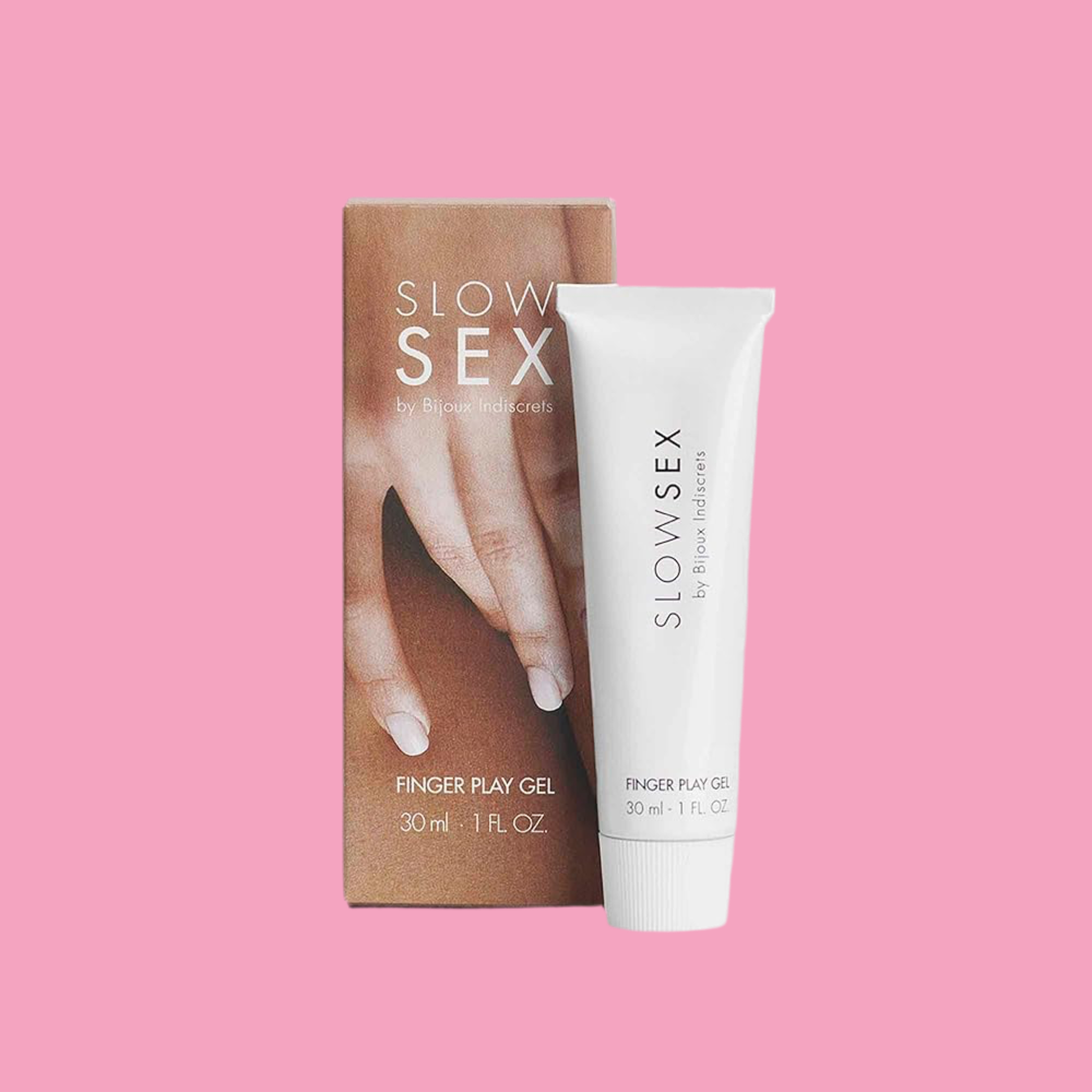 Questo lubrificante Gel è un invito al gioco, da solo o in compagnia: a base d’acqua scorrevole, flessibile e super idratante, SlowSex è perfetto per massaggiare la vulva o il pene con tocchi sensuali e curiosi. 