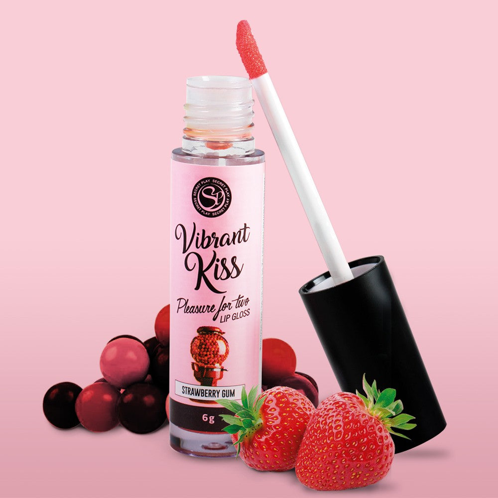 Lucidalabbra lubrificante aromatizzato Intymate ad effetto vibrante (vibratore liquido). Gusto fragola. Perfetto per preliminari ma anche per ogni altro tipo di attivita` sessuale: compatibile con ogni tipo di sex toy o profilattico. Confezione da 6g.