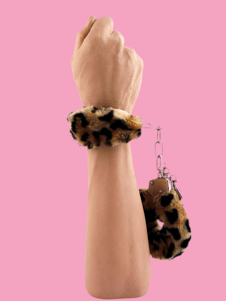 Con queste manette rivestite in morbido peluche leopardato, ogni mossa sa di caccia e conquista. Morbide sulla pelle, ma dal look decisamente… feroce: queste manette sono regolabili e suuper resistenti.
