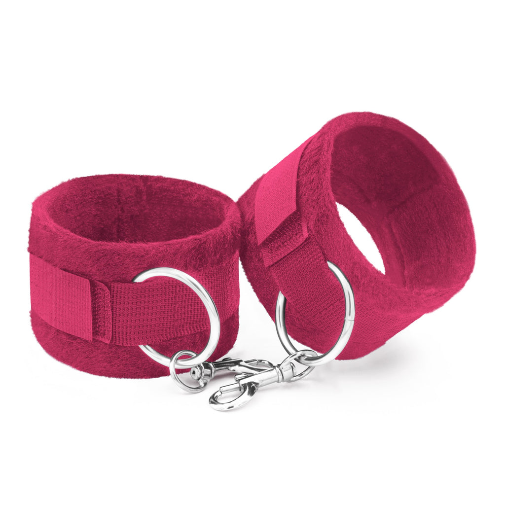 Polsiere morbide con catena per l'aggancio di altri gadget. Materiale morbido in peluche, regolabili con apertura a strap in velcro.