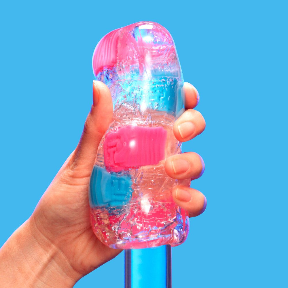 Bobble è il masturbatore firmato Tenga che unisce design futuristico e stimolazione sorprendente. Disponibile in due versioni — Crazy Cubes e Magic Marbles — questo toy non è solo bello da vedere, ma anche irresistibile da usare. La guaina è realizzata in elastomero trasparente, super morbido e flessibile, che si adatta perfettamente a ogni forma e misura.