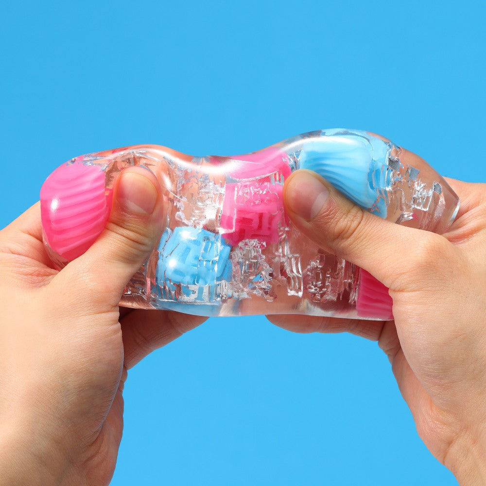 Bobble è il masturbatore firmato Tenga che unisce design futuristico e stimolazione sorprendente. Disponibile in due versioni — Crazy Cubes e Magic Marbles — questo toy non è solo bello da vedere, ma anche irresistibile da usare. La guaina è realizzata in elastomero trasparente, super morbido e flessibile, che si adatta perfettamente a ogni forma e misura.