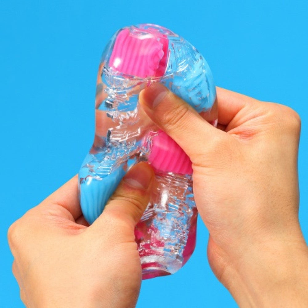 Bobble è il masturbatore firmato Tenga che unisce design futuristico e stimolazione sorprendente. Disponibile in due versioni — Crazy Cubes e Magic Marbles — questo toy non è solo bello da vedere, ma anche irresistibile da usare. La guaina è realizzata in elastomero trasparente, super morbido e flessibile, che si adatta perfettamente a ogni forma e misura.