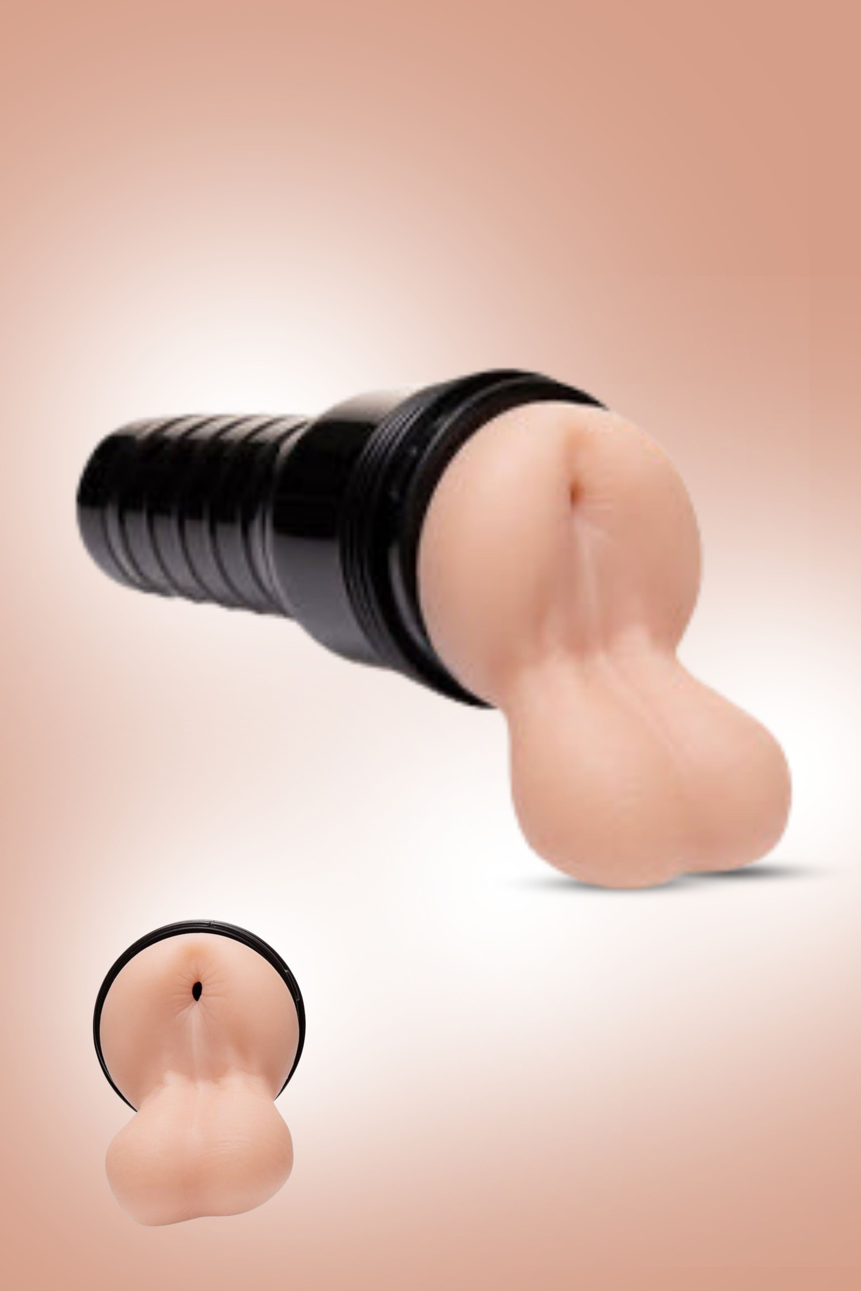 Hai sempre sognato un’avventura backdoor senza complicazioni? FleshJack è qui per farti vivere il sogno anale ogni volta che vuoi — morbido, accogliente e con una ciliegina in più, o meglio…due ciliegine: due testicoli realistici che ti rimbalzano addosso a ogni spinta. 