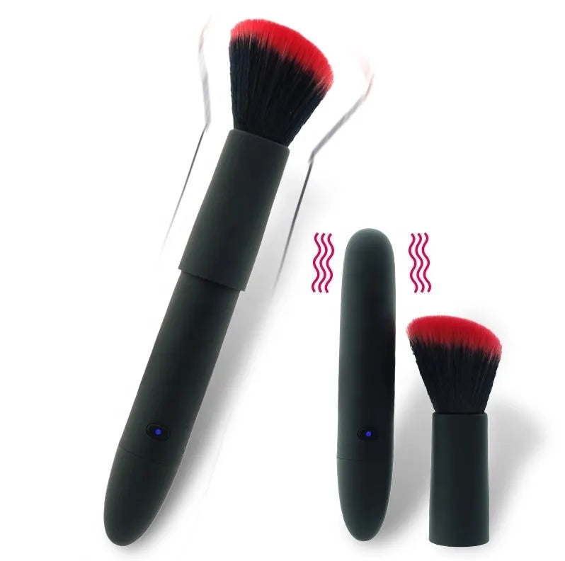 Sembra un innocente pennello da trucco, ma sotto le sue morbide setole si nasconde un SexToy tutto da scoprire. Blush&Rush è il bullet vibrante più discreto mai creato: una volta rimossa la testina con le setole, rimane solo l’asta… che in realtà è un potente vibratore per stimolazione esterna. 