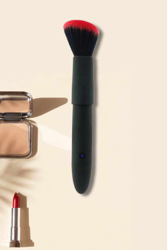 Sembra un innocente pennello da trucco, ma sotto le sue morbide setole si nasconde un SexToy tutto da scoprire. Blush&Rush è il bullet vibrante più discreto mai creato: una volta rimossa la testina con le setole, rimane solo l’asta… che in realtà è un potente vibratore per stimolazione esterna. 
