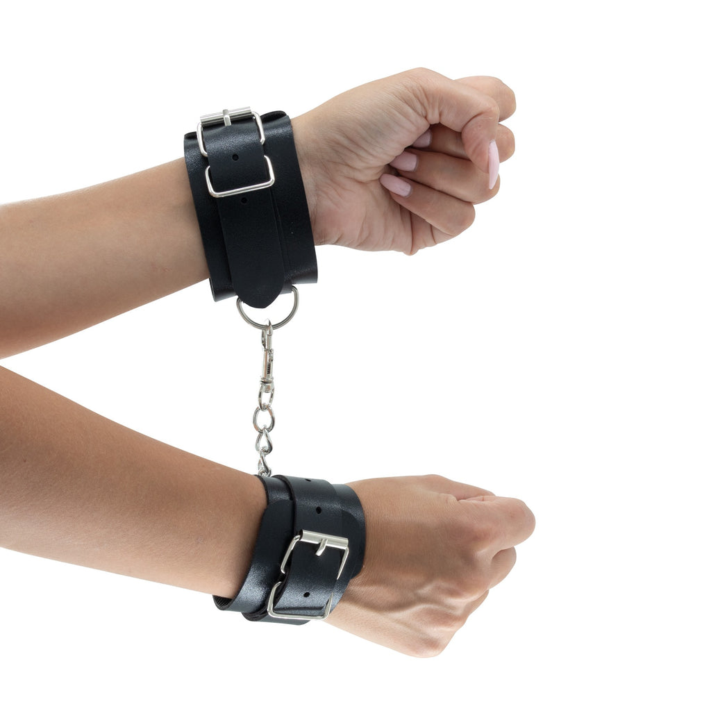 Kit Bondage Christian: kit di 8 prodotti per esperienze bondage. Frustino, gagball, collare, manette, polsiere, benda per occhi e corda in cotone.