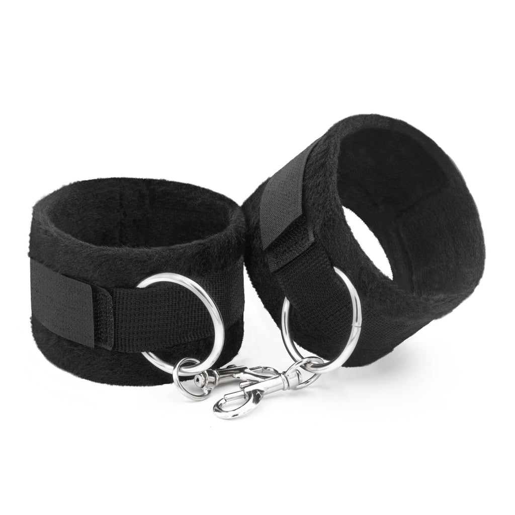 Polsiere morbide con catena per l'aggancio di altri gadget. Materiale morbido in peluche, regolabili con apertura a strap in velcro.