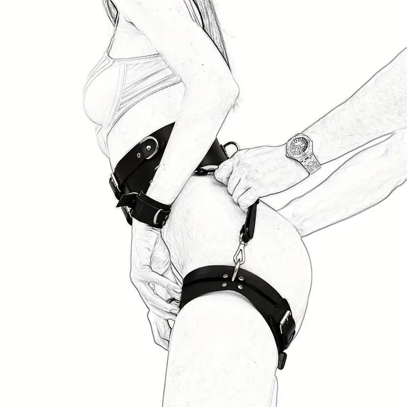Questa cinghia bondage regolabile avvolge vita e cosce creando una silhouette sexy, decisa e impossibile da ignorare. Le linee si intrecciano sul corpo, abbracciano i fianchi e valorizzano ogni curva… mentre i dettagli in borchie aggiungono quel tocco ribelle che non passa inosservato. 