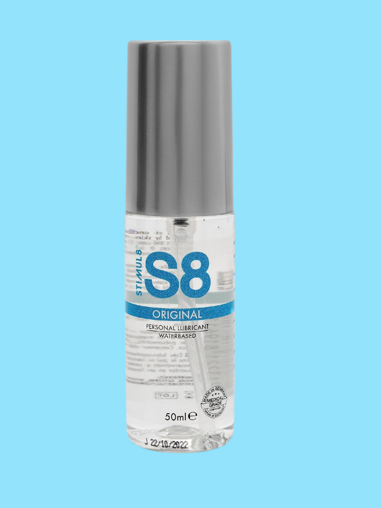 S8 Original è il lubrificante a base d’acqua pensato per chi ama le sensazioni fluide, pulite e senza complicazioni. La sua texture setosa assicura comfort e scorrevolezza durante ogni momento intimo, da solo o in compagnia. 