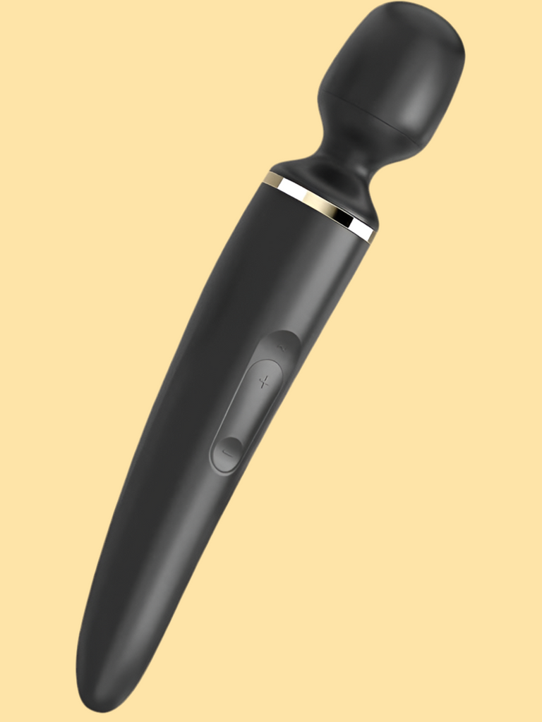Wand-er Woman XXL di Satisfyer è lo stimolatore full-body che ti farà sentire una vera supereroina del piacere grazie alle sue 50 combinazioni di vibrazione diverse pronte a farti tremare dalla testa ai piedi.