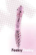 Scettro è un dildo in cristallo a doppia estremità, pensato per chi non si accontenta di una sola dimensione del piacere. Da un lato una punta realistica e sinuosa, pronta a regalarti piaceri profondi. Dall’altro? Una punta con texture a spirale, perfetta per massaggi più intensi e...“d'effetto”.