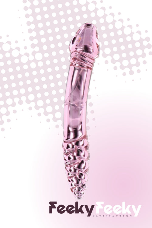 Scettro è un dildo in cristallo a doppia estremità, pensato per chi non si accontenta di una sola dimensione del piacere. Da un lato una punta realistica e sinuosa, pronta a regalarti piaceri profondi. Dall’altro? Una punta con texture a spirale, perfetta per massaggi più intensi e...“d'effetto”.