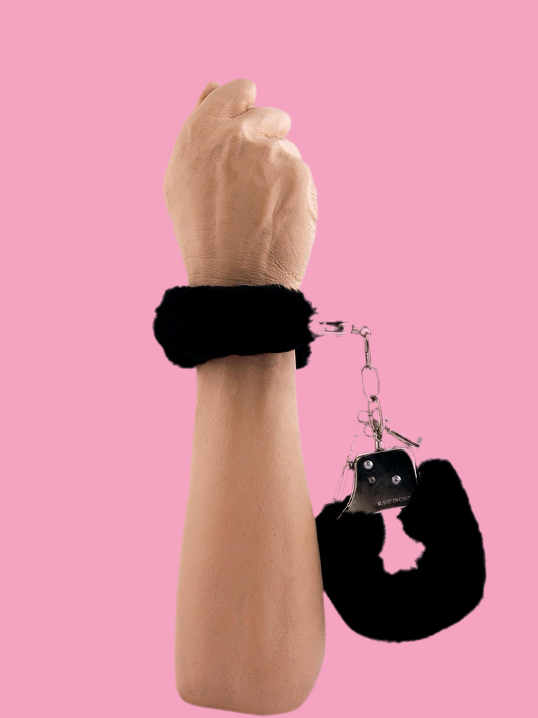 Queste manette rivestite in morbido peluche nero sono l’accessorio perfetto per esplorare il mondo del soft bondage: le manette si adattano con un moschettone e non hanno bisogno di chiavi (ma ve le diamo lo stesso, tentate di non perderle!!).
