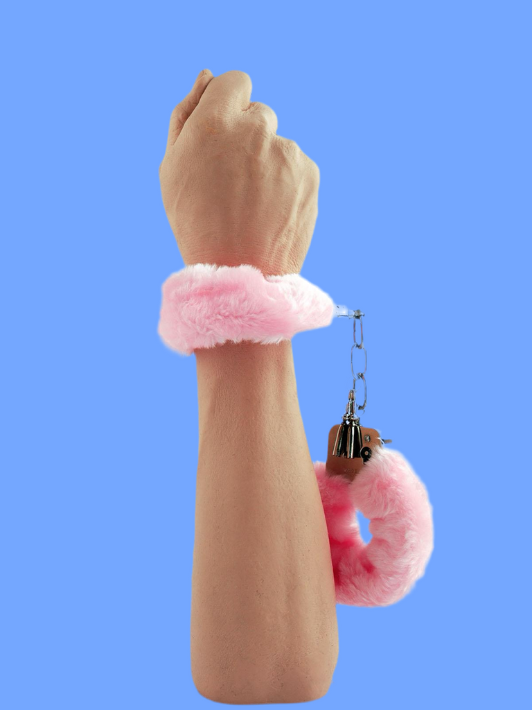 Manette Peluche Rosa Non lasciarti ingannare dal colore tenero. Queste manette rivestite in peluche rosa sono tutto tranne che innocenti: morbide sulla pelle, ma decise nel loro compito, sono perfette per aggiungere un tocco Cute&Kinky alle tue avventure hot. 