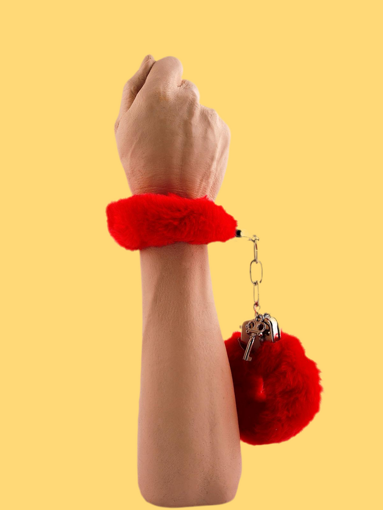 Queste manette rosse rivestite in morbido peluche sono perfette per dare un tocco bollente e passionale ai tuoi momenti piccanti.  Morbide, regolabili e provocanti al punto giusto: per avventure…che non lasciano scampo.