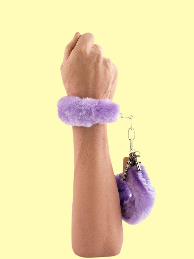 Le nostre manette rivestite in morbido peluche viola sono l’accessorio definitivo per esplorare nuove fantasie con il massimo del comfort… e dello stile. Lasciati avvolgere dal piacere e domina (o fatti fominare) con stile… 