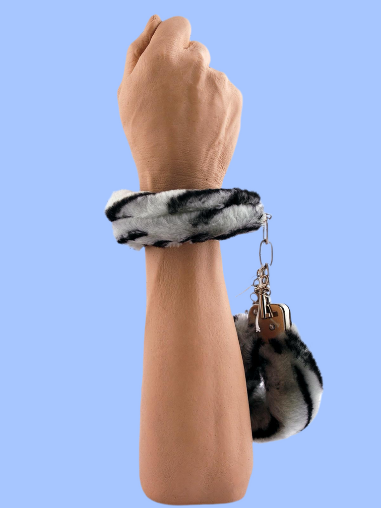 Sofisticate e sfrontate, queste manette in morbido peluche zebrato sono perfette per chi ama distinguersi anche sotto le lenzuola. Regolabili e super resistenti, queste manette sono pronte a trasformare i tuoi incontri hot in una vera savana del piacere. 