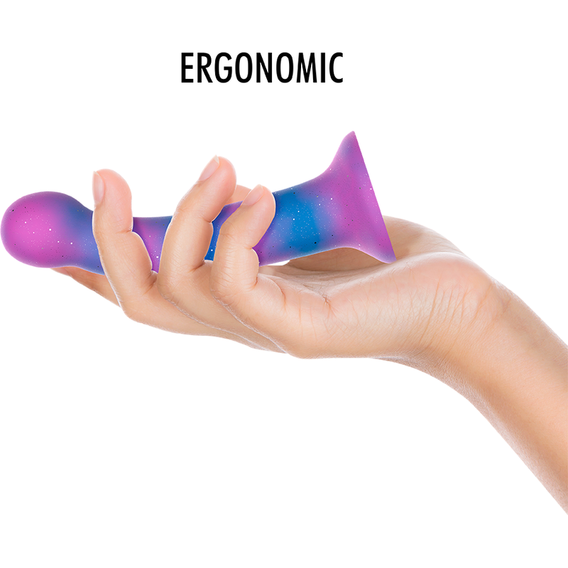 Fate spazio a Fantasy, il dildo che ti farà perdere la testa. Altro che solito giocattolo: con una texture scolpita da mani aliene e una curvatura strategica pronta a colpire dritto al punto (G).