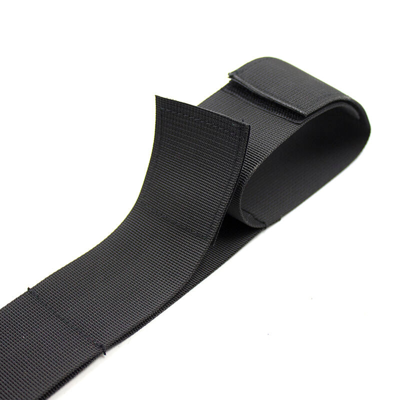 Cinghie Bondage Polsi e Caviglie: lega i polsi e le caviglie della tua preda, costringendola alla resa. Queste cinghie Bondage sono perfette per chi ama prendere il controllo (o cederlo). Lasciati costringere a posizioni di completa vulnerabilità e abbandonati ad un piacere intenso… che ti farà perdere la testa. 