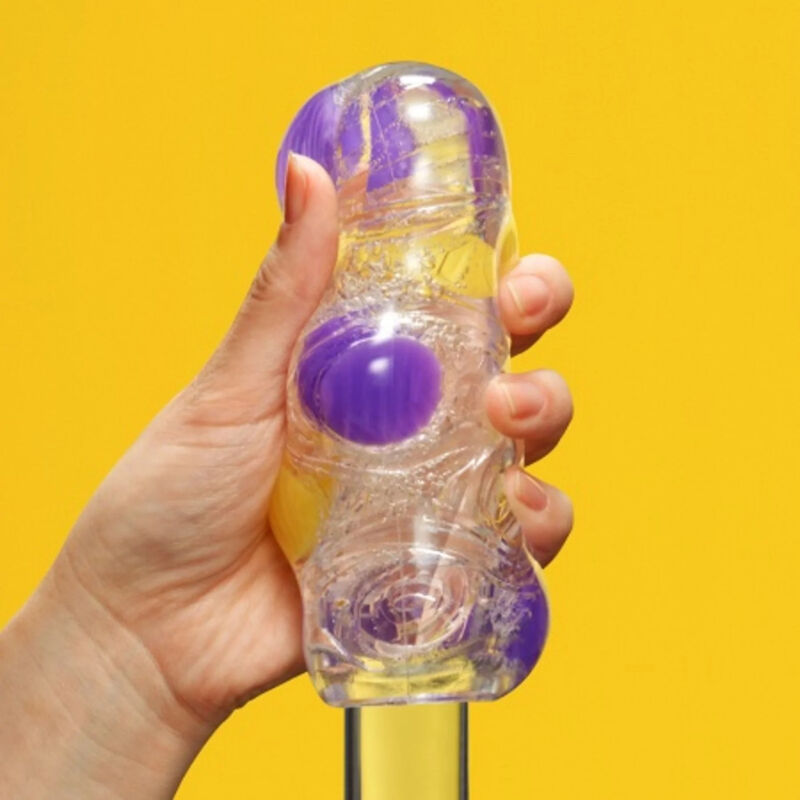 Bobble è il masturbatore firmato Tenga che unisce design futuristico e stimolazione sorprendente. Disponibile in due versioni — Crazy Cubes e Magic Marbles — questo toy non è solo bello da vedere, ma anche irresistibile da usare. La guaina è realizzata in elastomero trasparente, super morbido e flessibile, che si adatta perfettamente a ogni forma e misura.