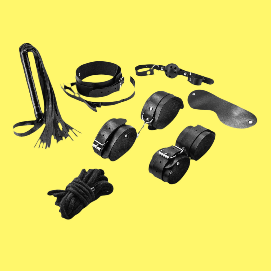 Kit Bondage Christian: kit di 8 prodotti per esperienze bondage. Frustino, gagball, collare, manette, polsiere, benda per occhi e corda in cotone.