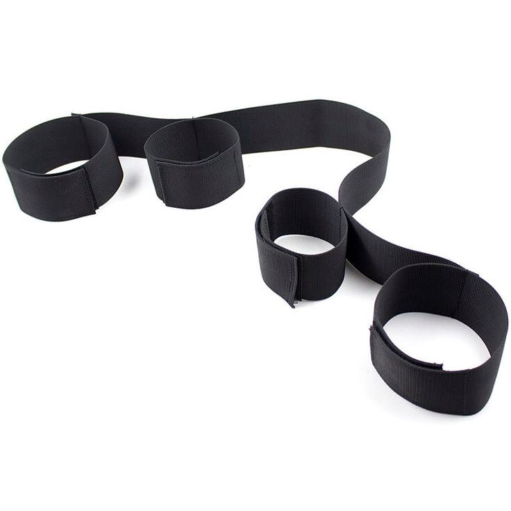 Cinghie Bondage Polsi e Caviglie: lega i polsi e le caviglie della tua preda, costringendola alla resa. Queste cinghie Bondage sono perfette per chi ama prendere il controllo (o cederlo). Lasciati costringere a posizioni di completa vulnerabilità e abbandonati ad un piacere intenso… che ti farà perdere la testa. 