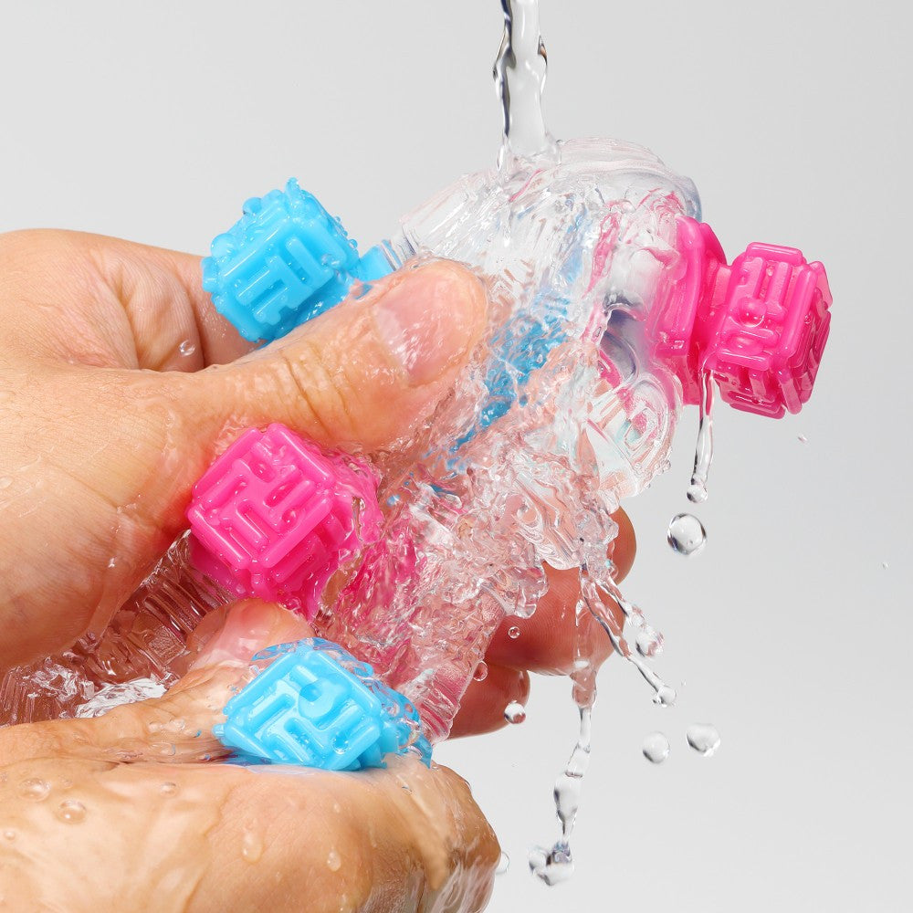 Bobble è il masturbatore firmato Tenga che unisce design futuristico e stimolazione sorprendente. Disponibile in due versioni — Crazy Cubes e Magic Marbles — questo toy non è solo bello da vedere, ma anche irresistibile da usare. La guaina è realizzata in elastomero trasparente, super morbido e flessibile, che si adatta perfettamente a ogni forma e misura.
