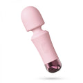 Piccola, rosa e sempre pronta a esaudire i tuoi desideri… di piacere! Non avrai bisogno di bacchette magiche: Wanda è il mini wand che concentra vibrazioni potenti in un formato compatto e discreto, perfetto da tenere nel cassetto, nella borsa o da portare in viaggio. 