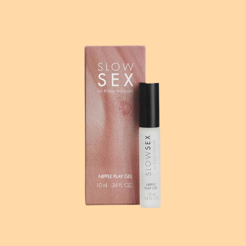 Con Nipple Play Gel di Slow Sex, bastano un paio di gocce per rivoluzionare il petting. Ha un effetto fresco, un profumo tropicale (yes, cocco!) e una missione chiara: accendere le antenne e alzare il volume del piacere. 