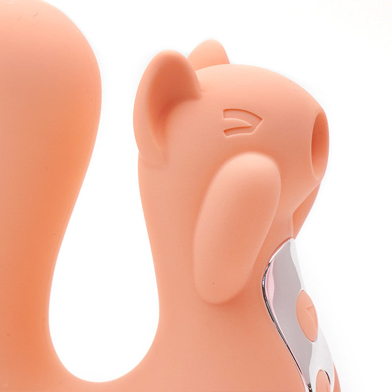 Sqirtle è il nostro toy 2in1 dall’aspetto più innocente…ma il potere più intenso. 😏 Il suo musetto è un succhia clitoride che aspira, pulsa e stuzzica senza bisogno di contatto diretto, mentre la sua coda… è un vibratore interno pensato per stimolare perfettamente la zona CUV dall’interno.