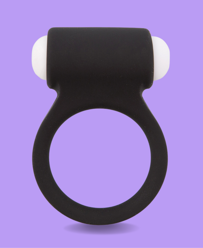 L’Anello Vibrante Stimu Ring Pro è il partner perfetto per performance da applausi! Mentre ti aiuta a mantenere l’erezione più a lungo, lui fa il doppio lavoro: vibra e stimola anche il clitoride nel frattempo!