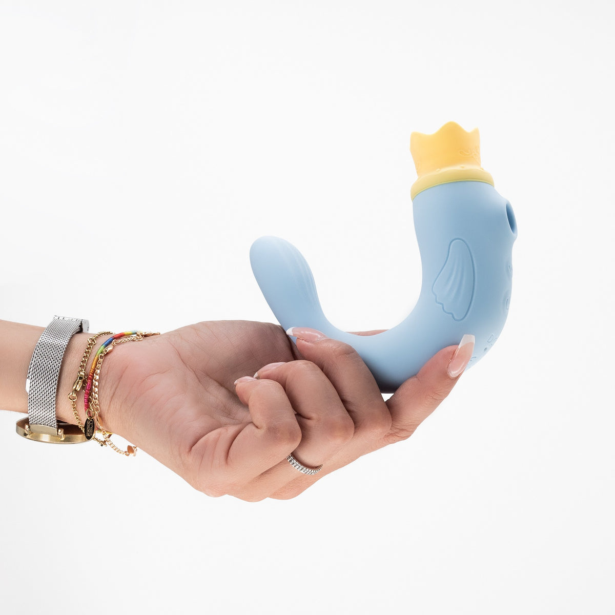 Preparati a vivere un piacere a tutto tondo con Dory, il mini sex toy 3-in-1 che unisce eleganza, potenza e versatilità in un solo colpo. Non farti ingannare dalle sue dimensioni compatte, questo gioiellino nasconde una combinazione irresistibile: suzione, vibrazione e stimolazione interna… tutto a portata di mano. 