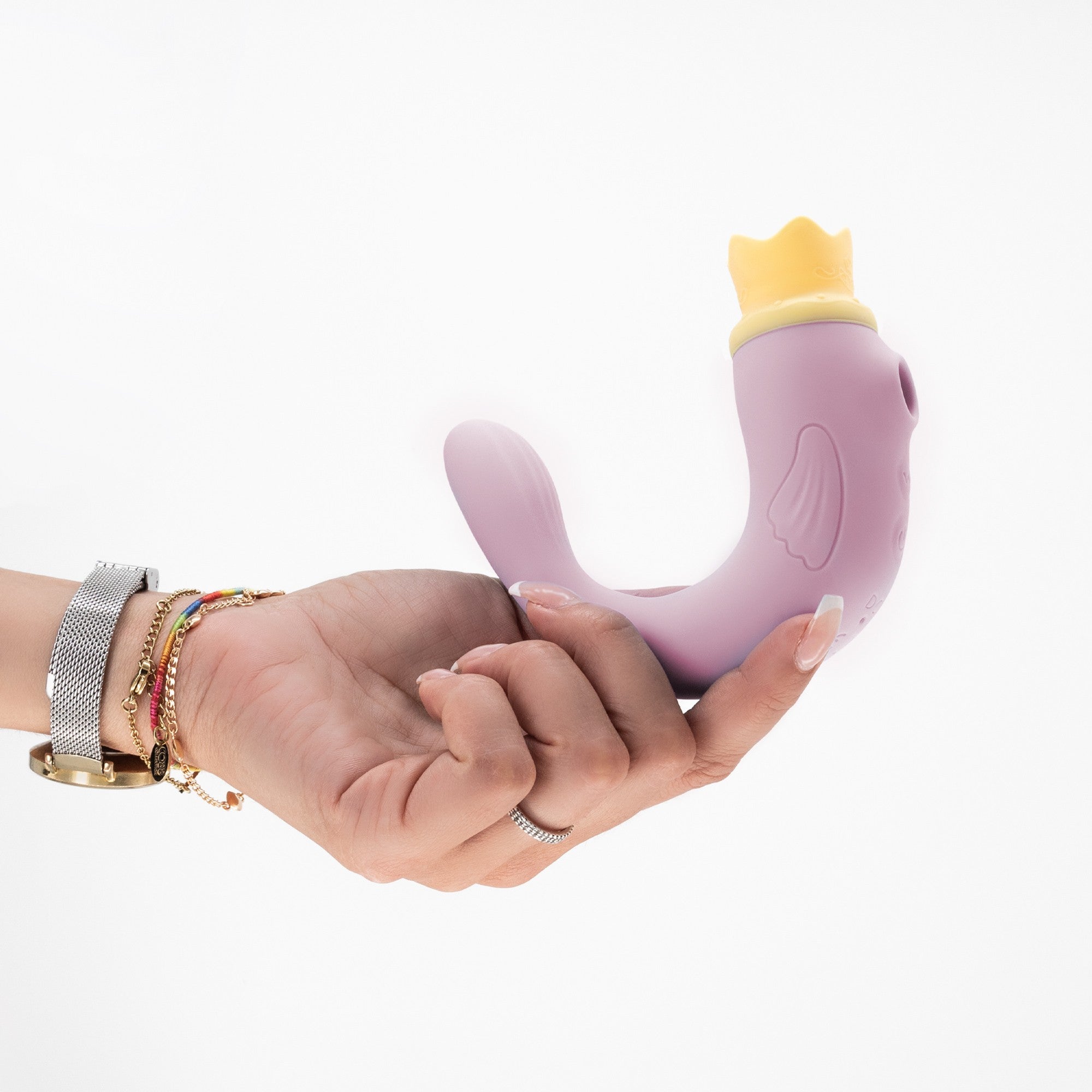 Preparati a vivere un piacere a tutto tondo con Dory, il mini sex toy 3-in-1 che unisce eleganza, potenza e versatilità in un solo colpo. Non farti ingannare dalle sue dimensioni compatte, questo gioiellino nasconde una combinazione irresistibile: suzione, vibrazione e stimolazione interna… tutto a portata di mano. 