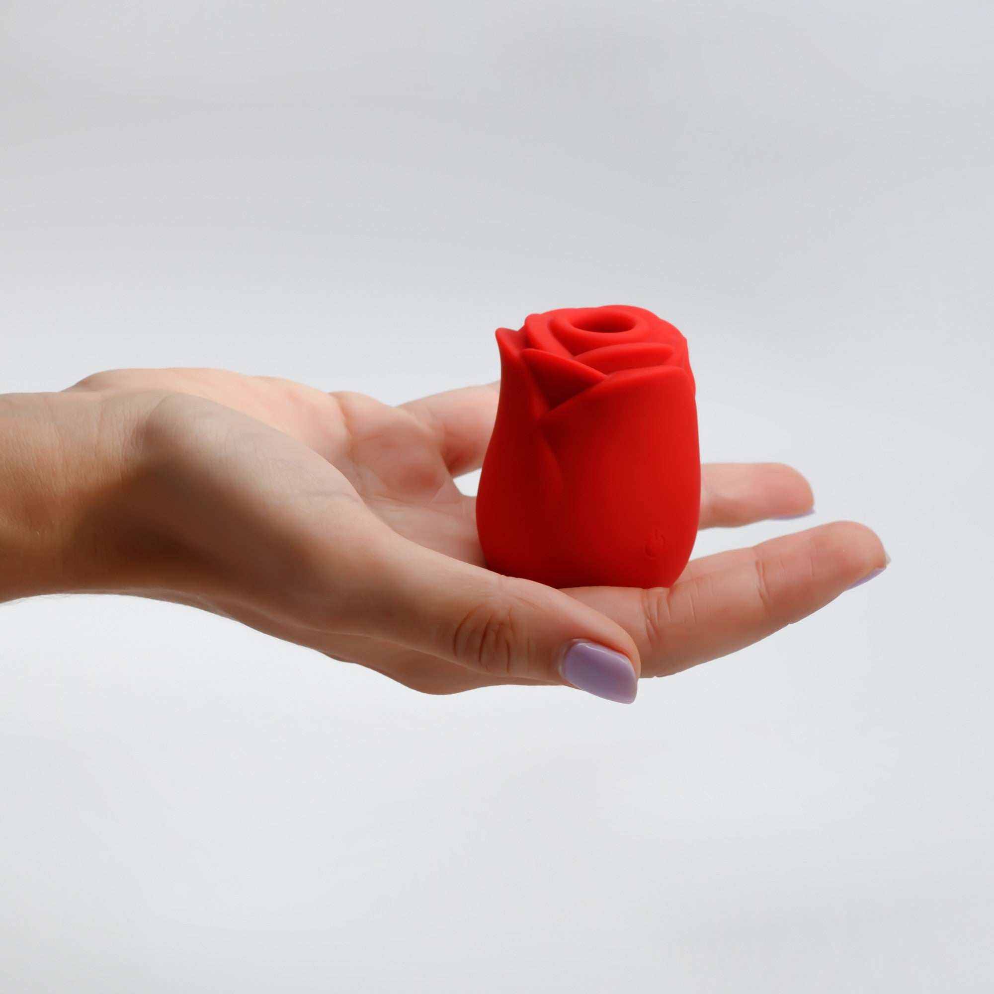 Questa rosa viene a dirti T'amo in tutti i modi, ma sopprattutto succhiando e leccando! Una vera bomba di piacere travestita dal fiore più romantico: questo meraviglioso toy è sia un succhiaclitoride che un leccaclitoride!