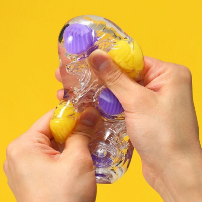 Bobble è il masturbatore firmato Tenga che unisce design futuristico e stimolazione sorprendente. Disponibile in due versioni — Crazy Cubes e Magic Marbles — questo toy non è solo bello da vedere, ma anche irresistibile da usare. La guaina è realizzata in elastomero trasparente, super morbido e flessibile, che si adatta perfettamente a ogni forma e misura.
