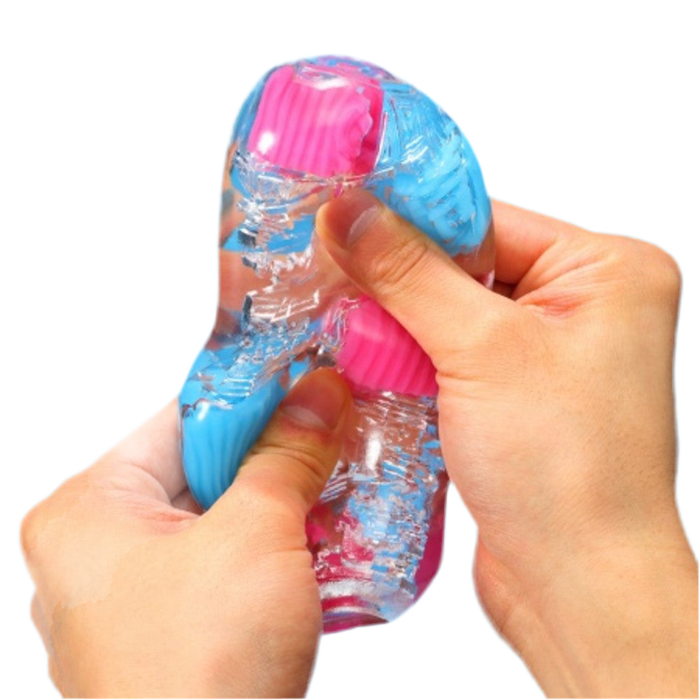 Bobble è il masturbatore firmato Tenga che unisce design futuristico e stimolazione sorprendente. Disponibile in due versioni — Crazy Cubes e Magic Marbles — questo toy non è solo bello da vedere, ma anche irresistibile da usare. La guaina è realizzata in elastomero trasparente, super morbido e flessibile, che si adatta perfettamente a ogni forma e misura.