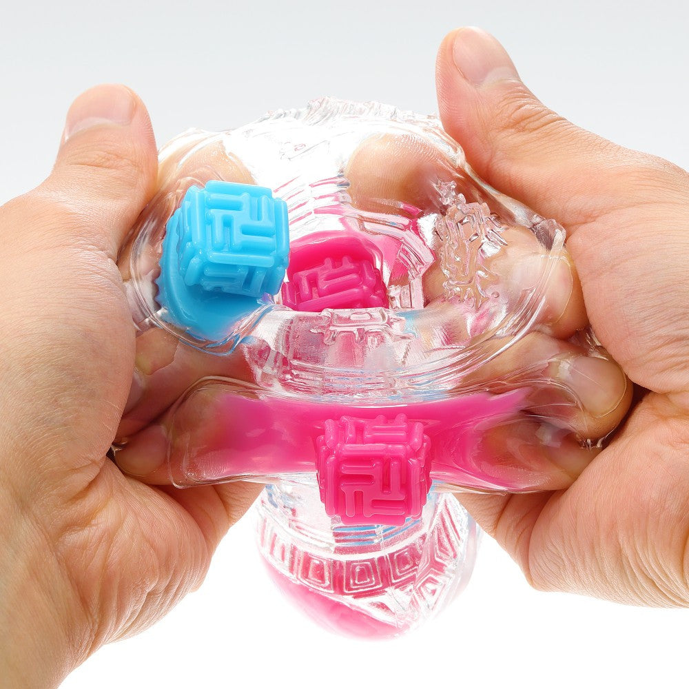 Bobble è il masturbatore firmato Tenga che unisce design futuristico e stimolazione sorprendente. Disponibile in due versioni — Crazy Cubes e Magic Marbles — questo toy non è solo bello da vedere, ma anche irresistibile da usare. La guaina è realizzata in elastomero trasparente, super morbido e flessibile, che si adatta perfettamente a ogni forma e misura.